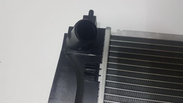 Radyatör Corolla 02-06 Benz A/T Geçmeli Tip Fan Bağlanti OTOMATİK VİTES