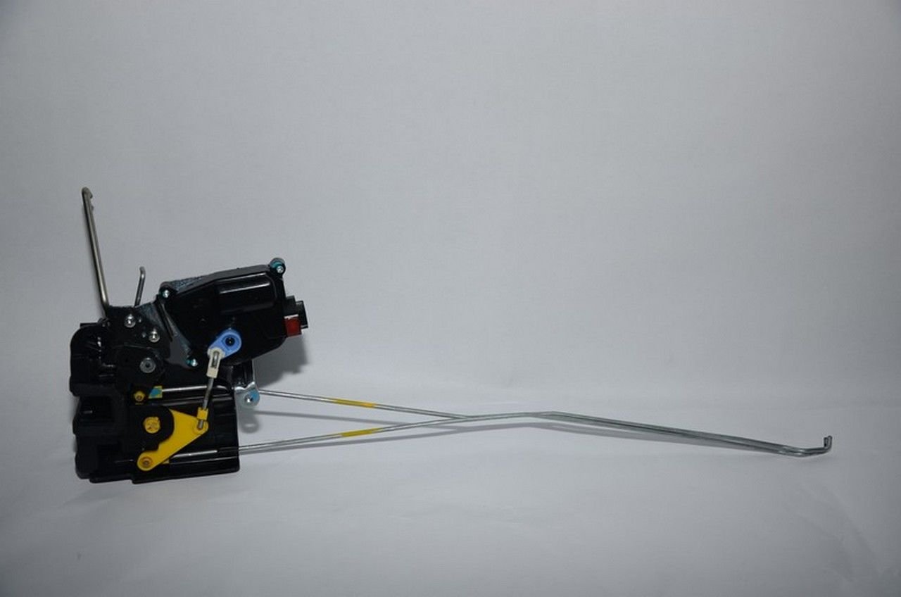 H 100 KMY 2004- ÖN KAPI KİLİDİ SAĞ MOTORLU