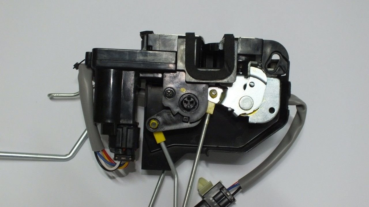 GETZ 2006-2011 KAPI KİLİDİ ÖN SAĞ 5 FİŞLİ (MERKEZİ KİLİT MOTORLU)