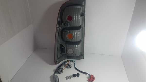 hılux stop lamba sağ 06-11 arka far fren camı 81550-0k010