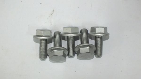 K9K EKSANTRİK MİLİ VİDASI