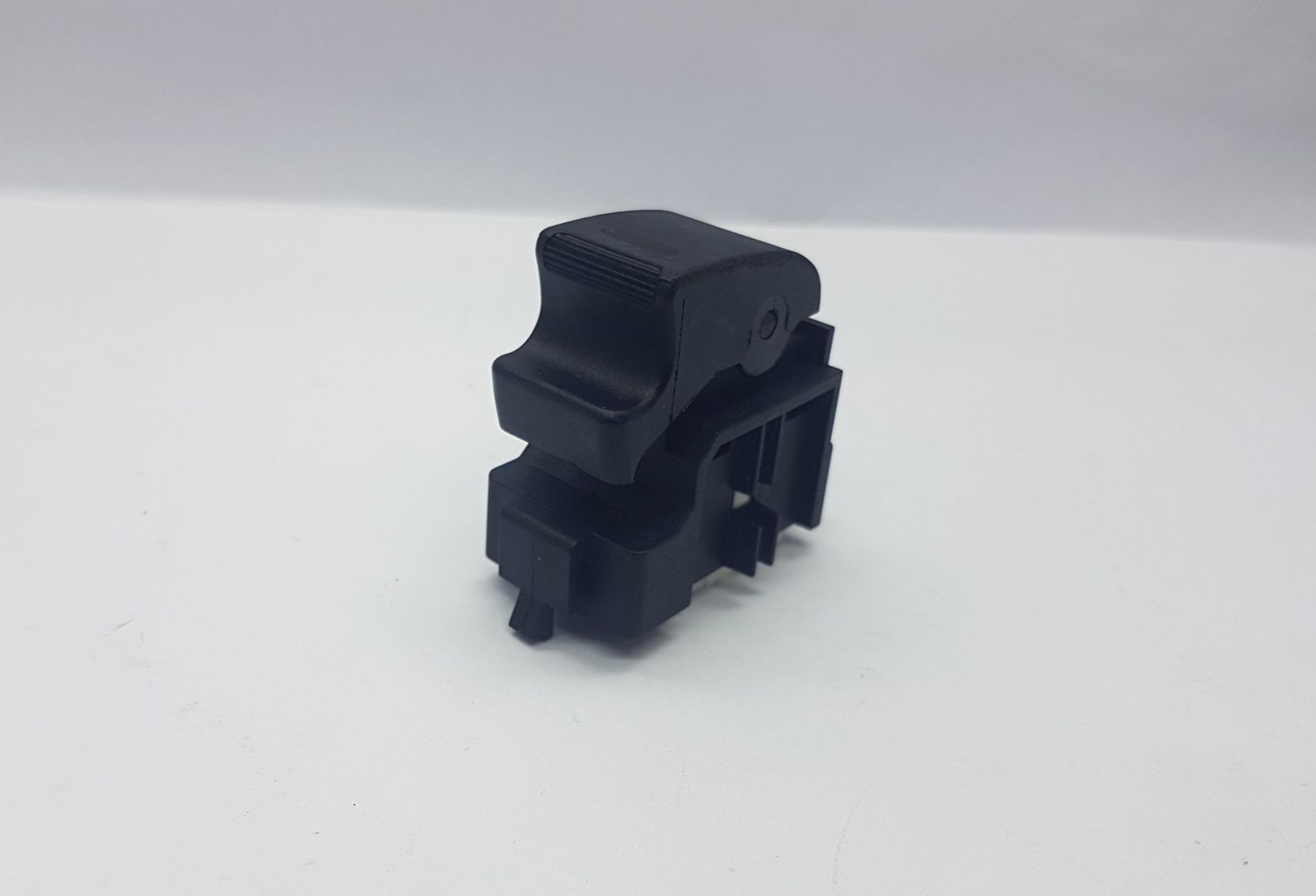 CAM DÜGME AVENSIS 1998-2002 SAG TEKLI