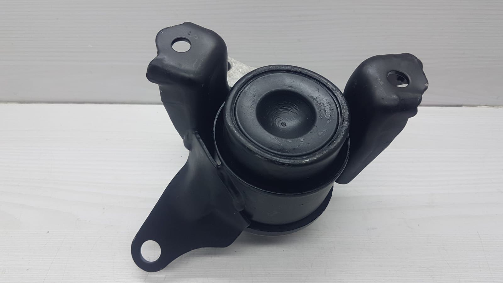 MOTOR TAKOZU AVENSIS SAG YAGLI BRAKET ÜZERİNDE 12305-28050