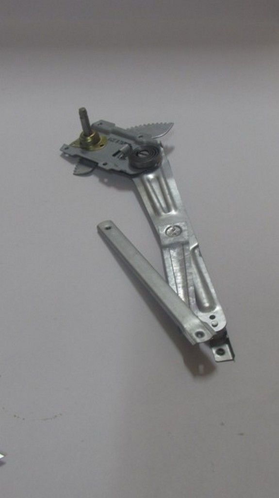 L200 CR 2006- CAM KRİKOSU ÖN SOL MANUEL