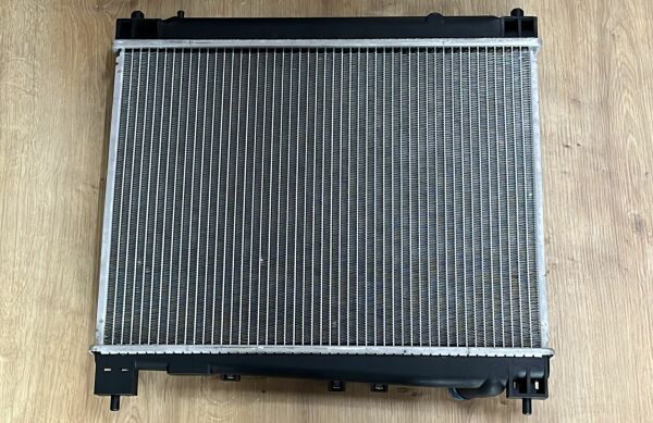 Radyatör Yaris 00-06 Kapali Tip Otom/Düz