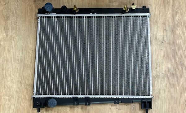 Radyatör Yaris 00-06 Kapali Tip Otom/Düz