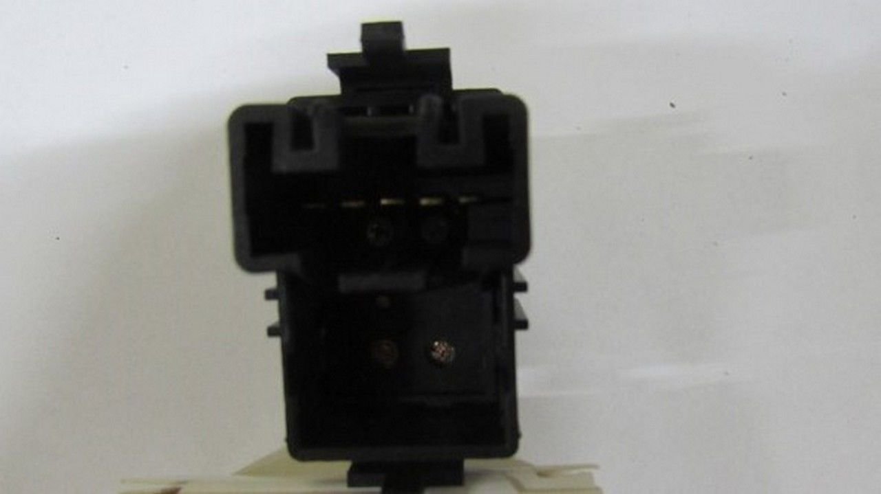 D-MAX 2012- CAM DÜĞMESİ ÖN SAĞ