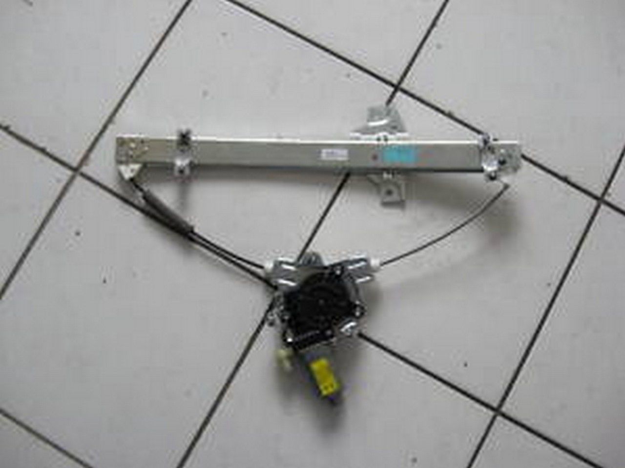 GETZ 2002- ÖN KAPI CAM MOTORU SAĞ