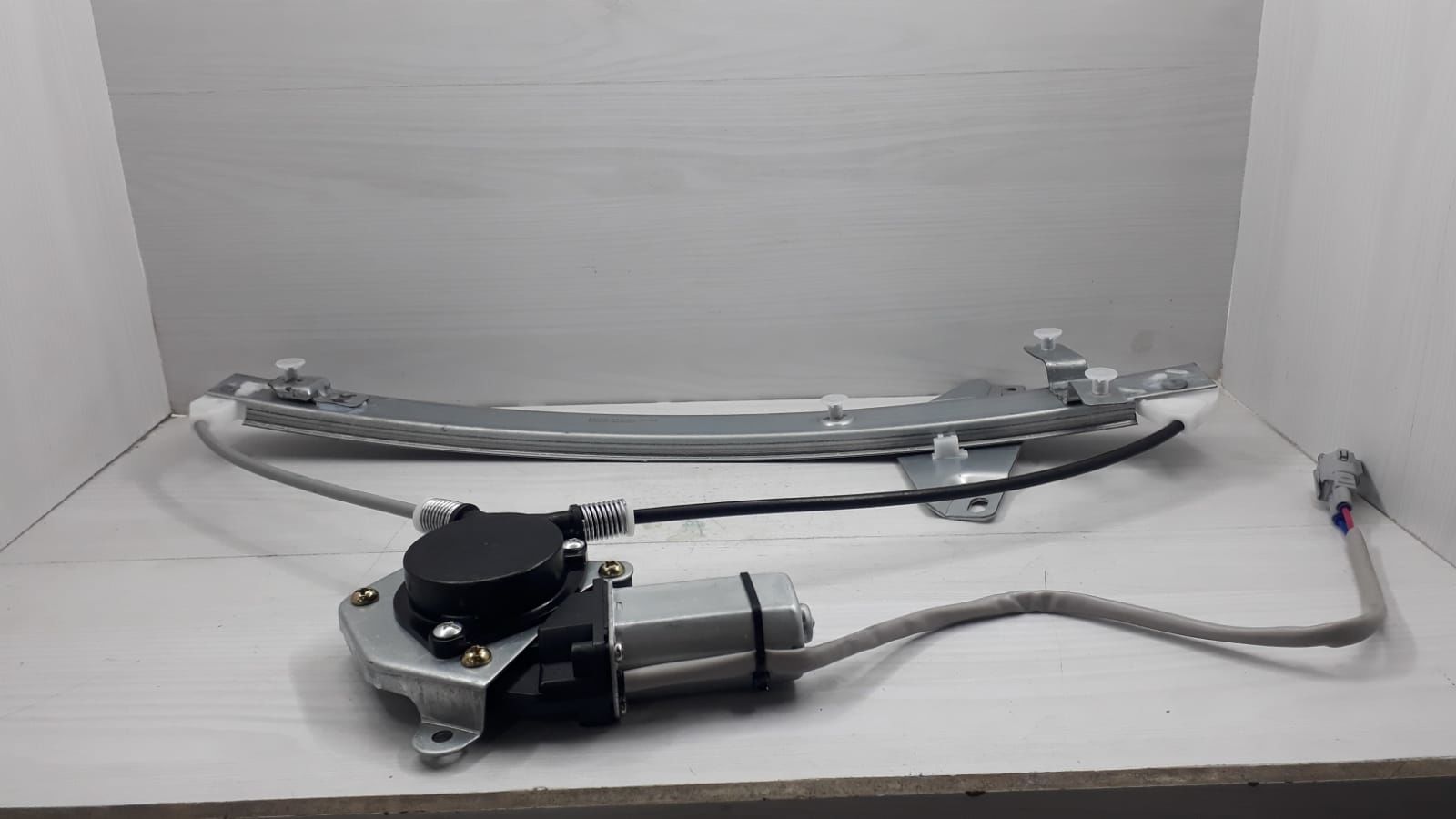 Toyota Corolla 92-98 Cam Krıko Sol Ön Motorlu