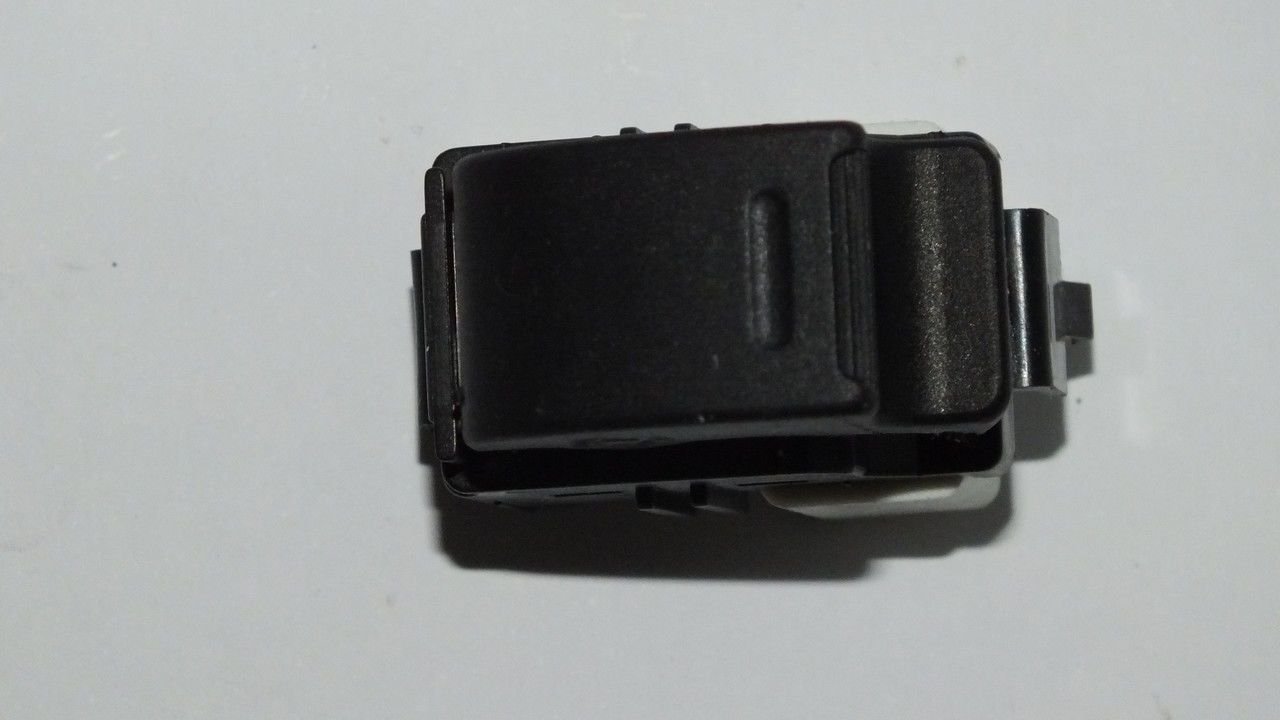 COROLLA 93-01 / HILUX/ RAV  4  94-03 / YARIS 99-05 / CAMRY 96-06 CAM AÇMA DÜĞMESİ ÖN SAĞ