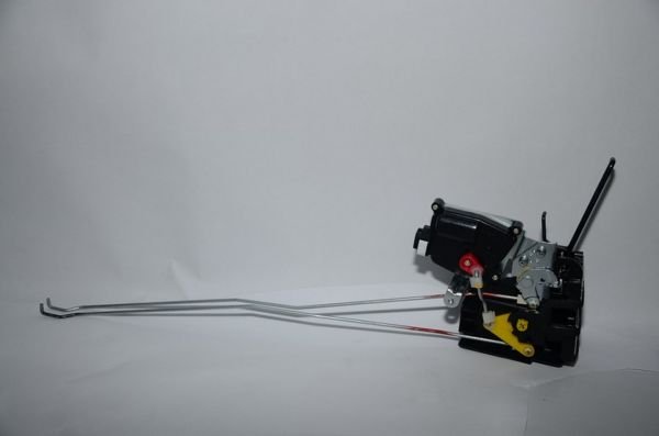 H 100 KMY 2004 ÖN KAPI KİLİDİ SOL MOTORLU