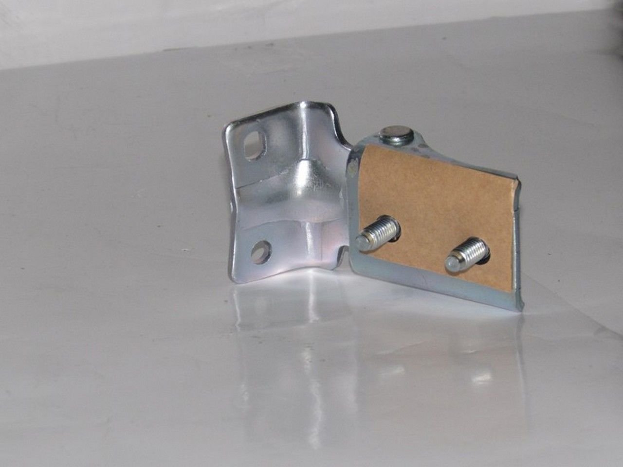 H 100 BAGAJ KAPAK MENTEŞESİ