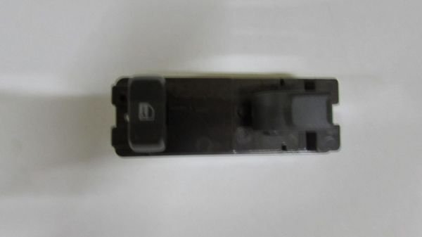 D-MAX 2008- CAM DÜĞMESİ ÖN SAĞ MERKEZİ KİLİTLİ