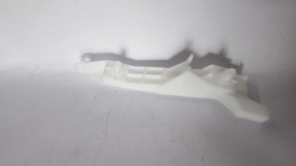 L200 2010- ÖN TAMPON BAĞLANTI BRAKETİ SOL